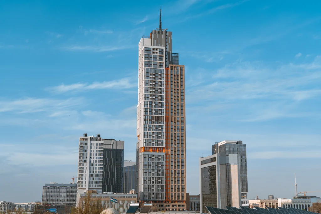 A bar chart titled "Аналитика рынка недвижимости Киева 2026" showing market trends and forecas